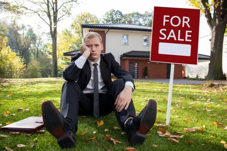 The housing downturn has led to many sellers falling into the trap of giving huge discounts in a desperate attempt to dispose of their properties. 