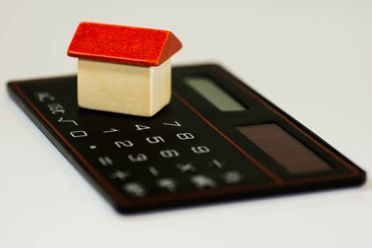 Borrowers are urged to take advantage of fixed-rate mortgages.