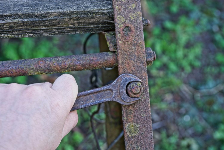 The Australian Prudential Regulation Authority (APRA) has announced that it will be terminating its restrictions on interest-only lending starting next year in the hopes of preventing the housing market from sinking further.