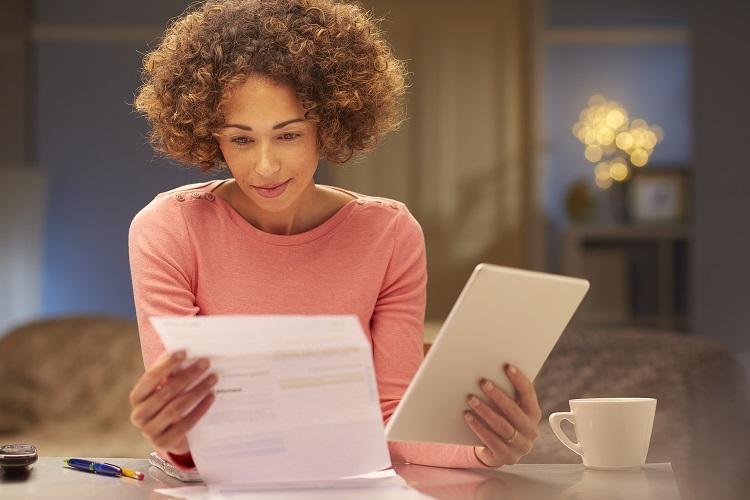 A woman compares her offer to comparison rates on her laptop